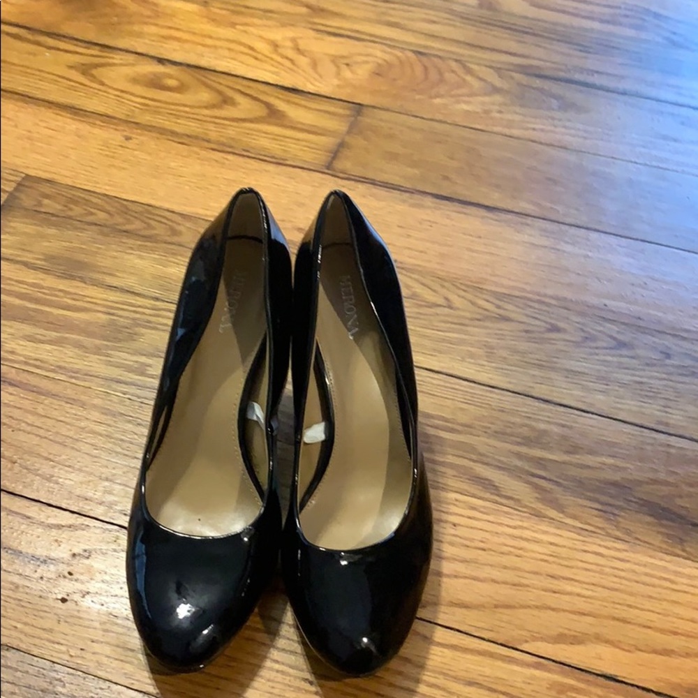 Black pumps